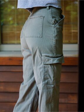 Hollister Green Cargo Pants, size 3R/26R